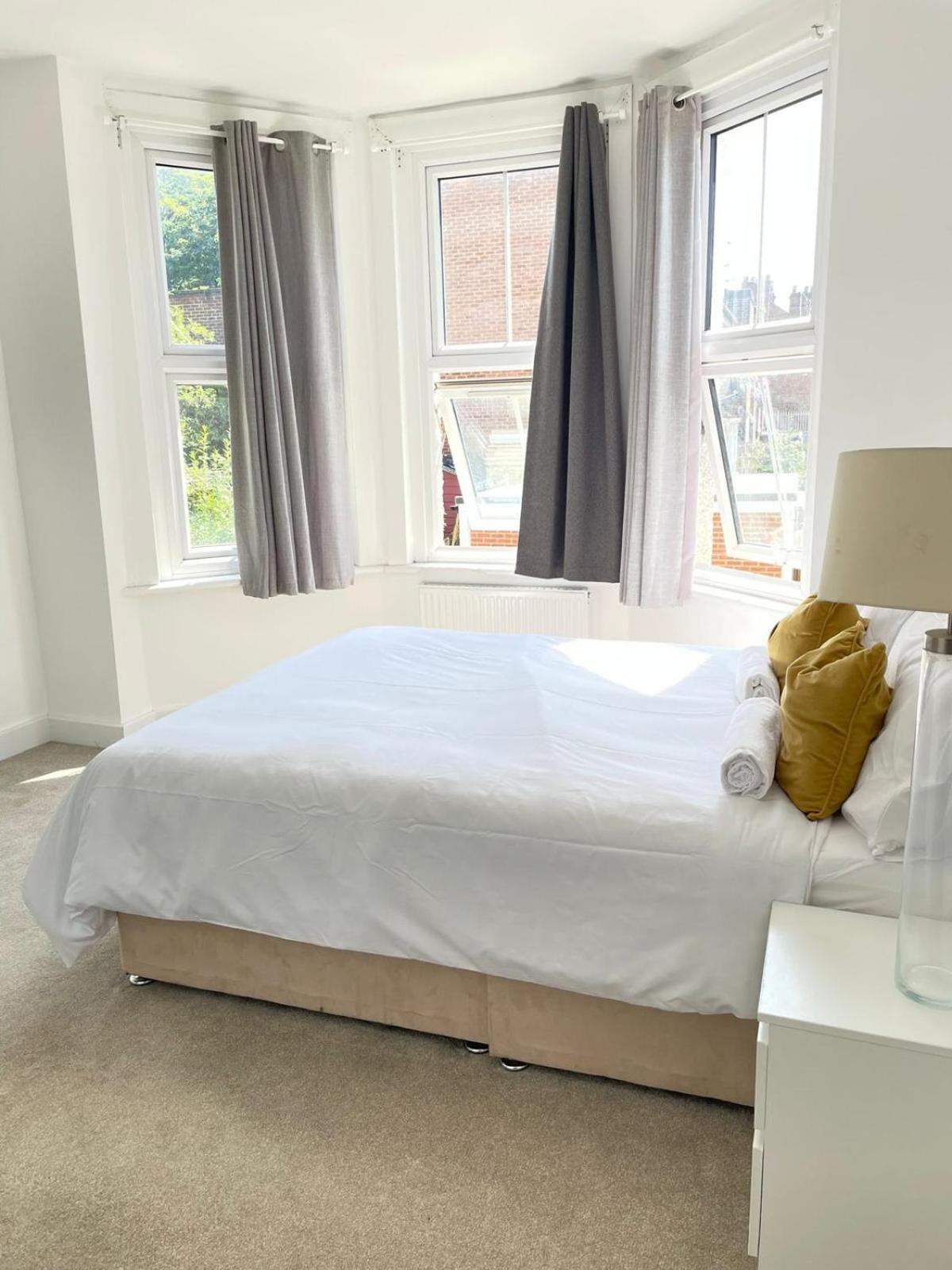 Comfortable Bay Window Stone Private Bathroom Edgware Esterno foto