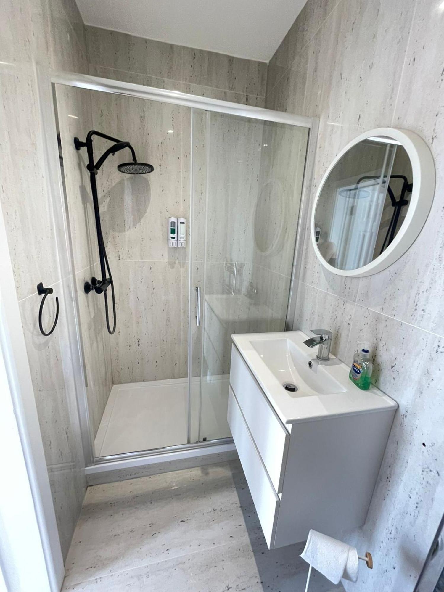 Comfortable Bay Window Stone Private Bathroom Edgware Esterno foto