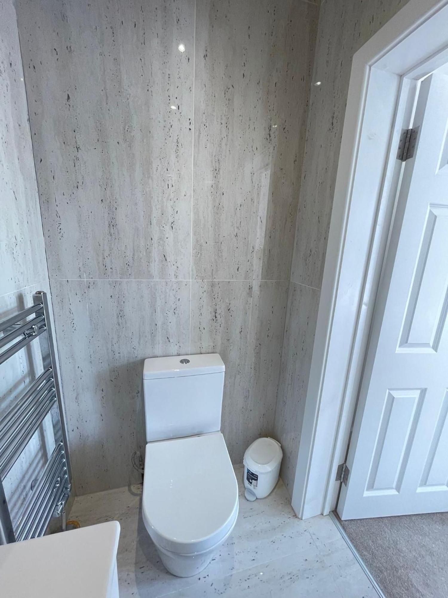 Comfortable Bay Window Stone Private Bathroom Edgware Esterno foto