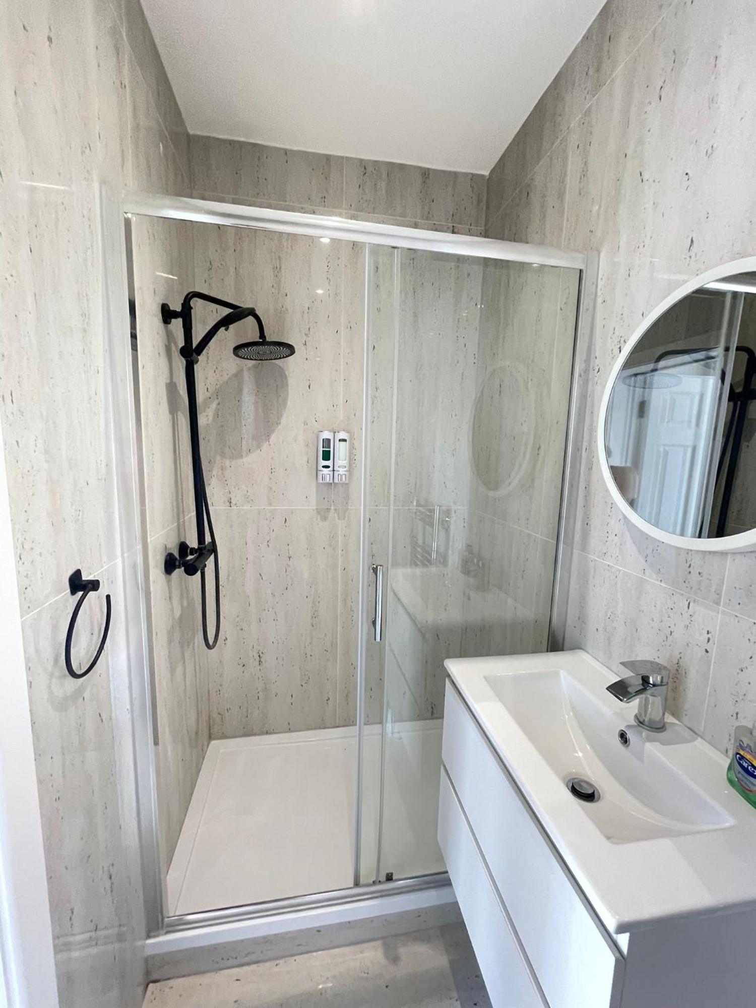 Comfortable Bay Window Stone Private Bathroom Edgware Esterno foto