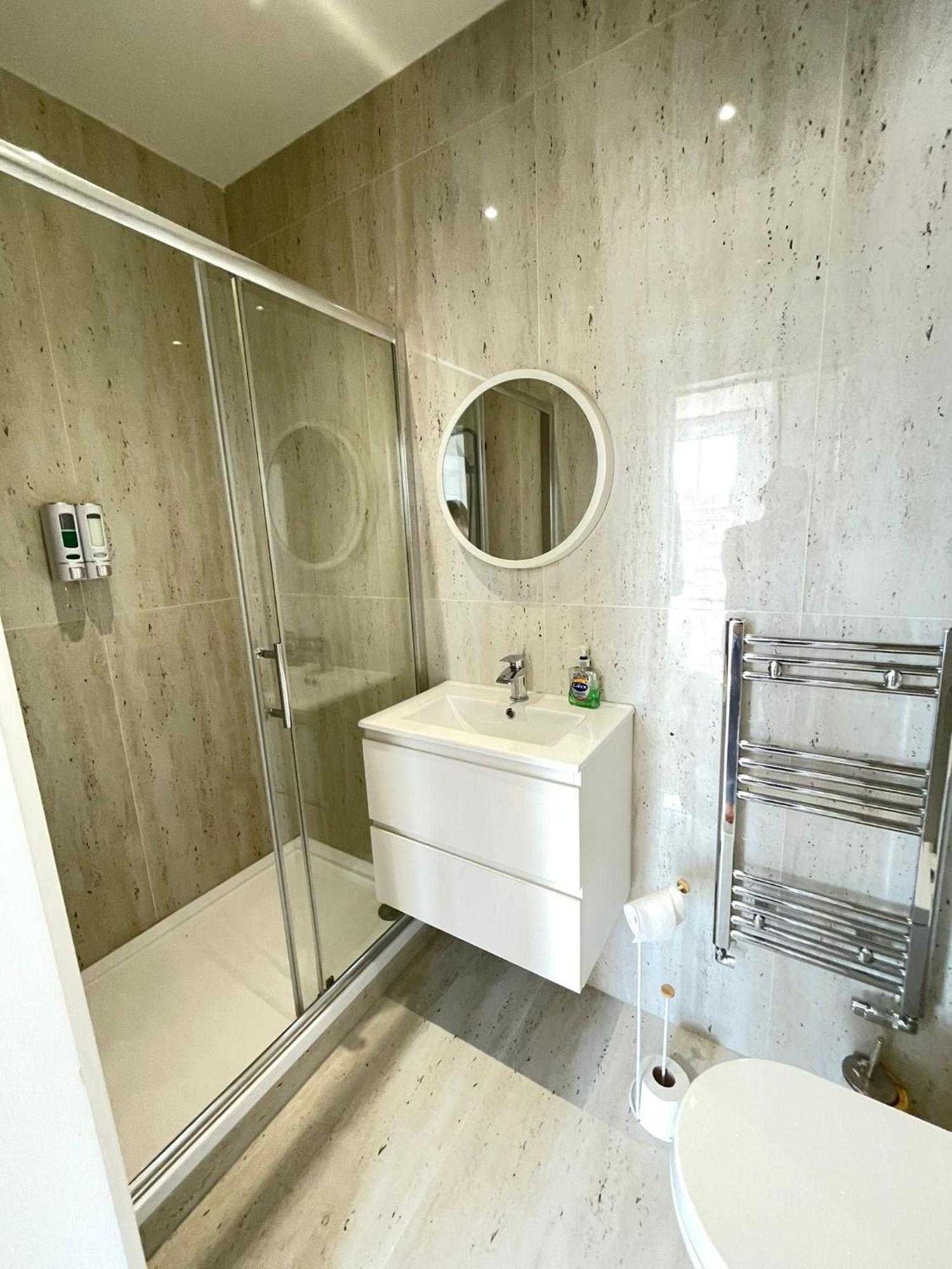 Comfortable Bay Window Stone Private Bathroom Edgware Esterno foto